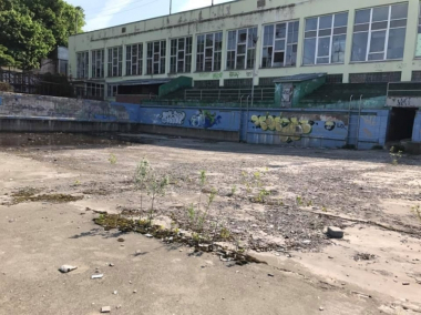 У Чернівцях басейн біля стадіону Буковина засипали землею