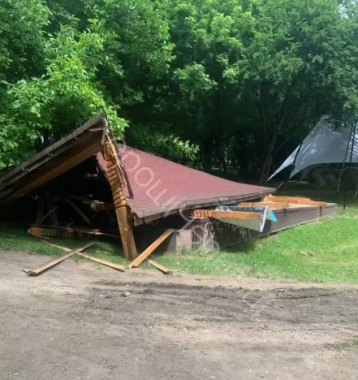 У Жовтневому парку у Чернівцях завалилася альтанка