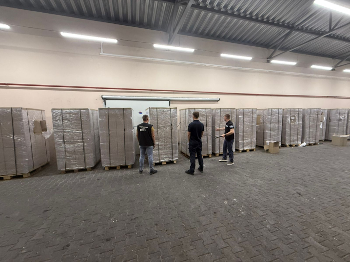 На Буковині викрили контрабанду сигарет під виглядом полуниці: вартість товару 19 млн. грн