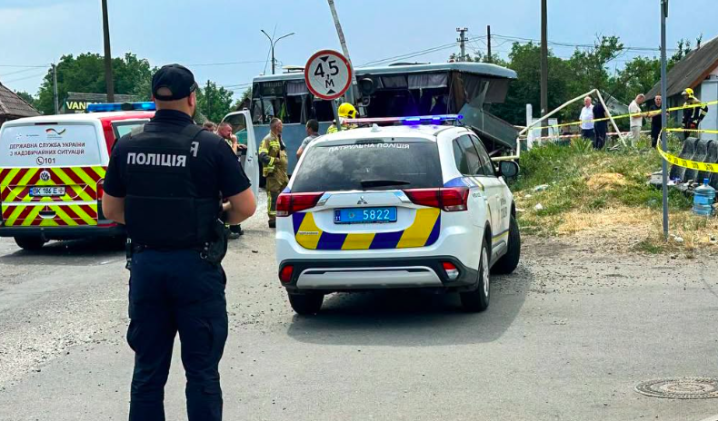 В Рівненській області потяг розтрощив маршрутку на переїзді, є загиблі