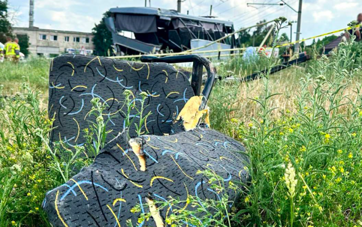 В Рівненській області потяг розтрощив маршрутку на переїзді, є загиблі