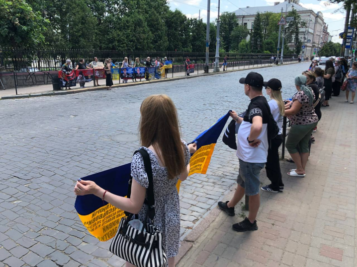 На Соборній площі в Чернівцях проходить акція на підтримку родин зниклих безвісти та полонених На Соборній площі в Чернівцях проходить акція на підтримку родин зниклих безвісти та полонених