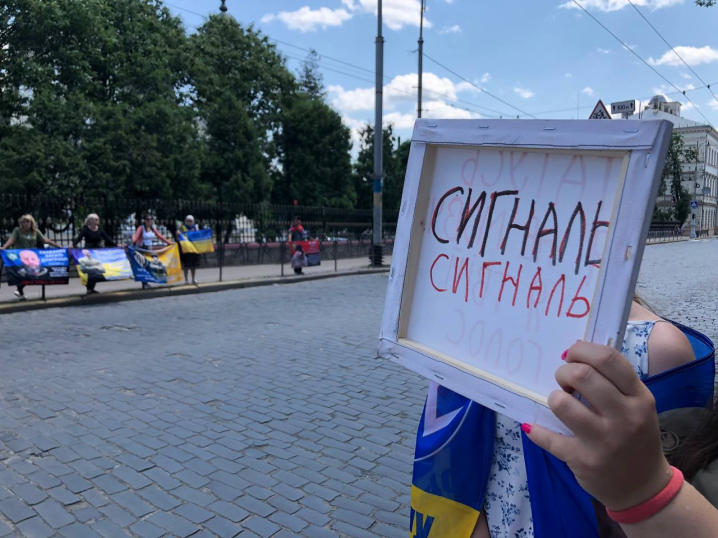 На Соборній площі в Чернівцях проходить акція на підтримку родин зниклих безвісти та полонених На Соборній площі в Чернівцях проходить акція на підтримку родин зниклих безвісти та полонених