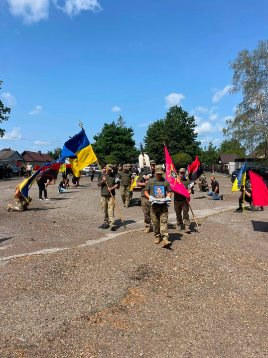 Чернівці з болем провели в останній шлях Героя Дмитра Берника Чернівці з болем провели в останній шлях Героя Дмитра Берника