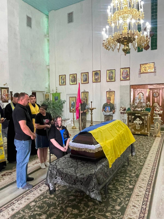 Чернівці з болем провели в останній шлях Героя Дмитра Берника Чернівці з болем провели в останній шлях Героя Дмитра Берника