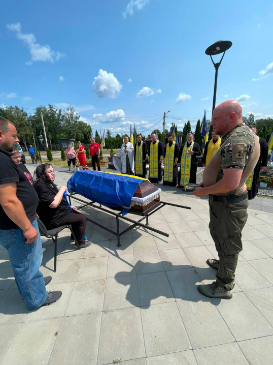Чернівці з болем провели в останній шлях Героя Дмитра Берника Чернівці з болем провели в останній шлях Героя Дмитра Берника
