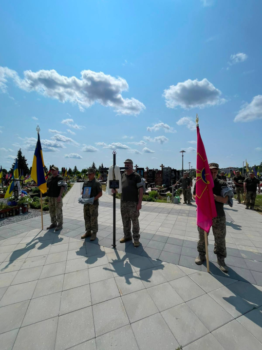 Чернівці з болем провели в останній шлях Героя Дмитра Берника Чернівці з болем провели в останній шлях Героя Дмитра Берника