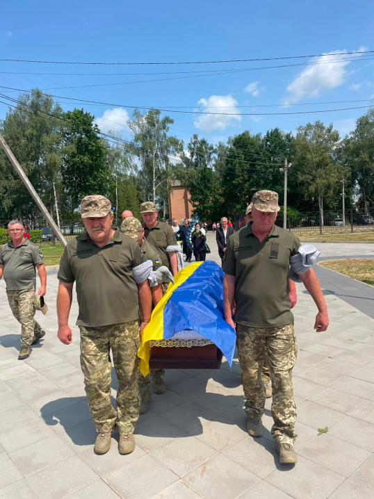 Чернівці з болем провели в останній шлях Героя Дмитра Берника Чернівці з болем провели в останній шлях Героя Дмитра Берника
