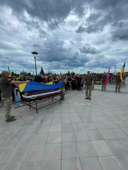 Чернівці провели в останній шлях Героя Віталія Горобчука Чернівці провели в останній шлях Героя Віталія Горобчука