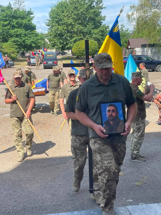 Чернівці провели в останній шлях Героя Віталія Горобчука Чернівці провели в останній шлях Героя Віталія Горобчука