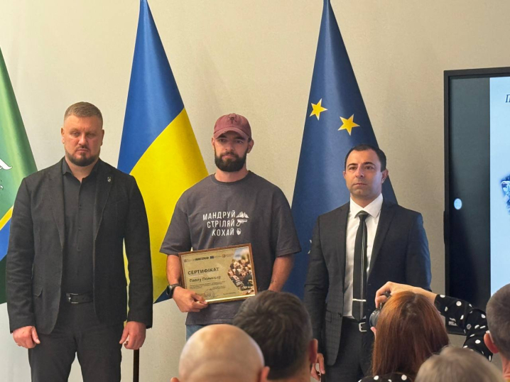 У Чернівцях вручили сертифікати на житло ветеранам та членам родин полеглих Героїв