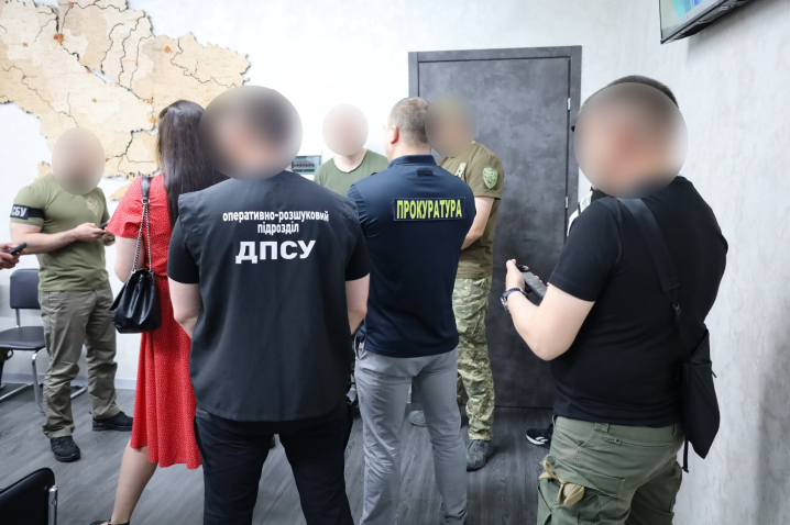 На Буковині затримали посадовця-прикордонника, якого підозрюють у сприянні контрабанді сигарет На Буковині затримали посадовця-прикордонника, якого підозрюють у сприянні контрабанді сигарет