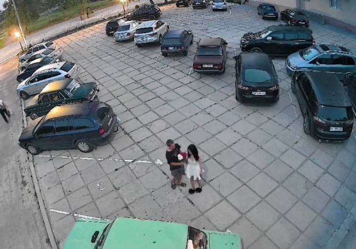 Хлопець зірвав для дівчини оберемок квітів на Алеї Слави у Новодністровську Хлопець зірвав для дівчини оберемок квітів на Алеї Слави у Новодністровську