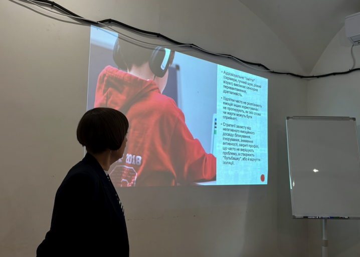 У Чернівцях презентували підлітковий тікток-серіал про кібербулінг «Злив» У Чернівцях презентували підлітковий тікток-серіал про кібербулінг «Злив»