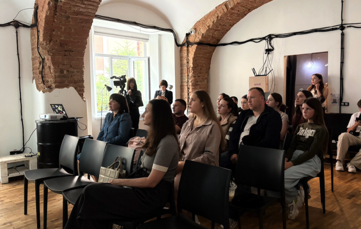 У Чернівцях презентували підлітковий тікток-серіал про кібербулінг «Злив» У Чернівцях презентували підлітковий тікток-серіал про кібербулінг «Злив»