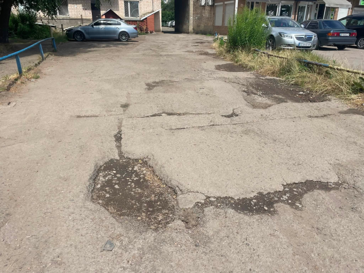 «Ями, болото і таргани»: мешканці будинку на Гравітоні хочуть домогтися ремонту двору «Ями, болото і таргани»: мешканці будинку на Гравітоні хочуть домогтися ремонту двору