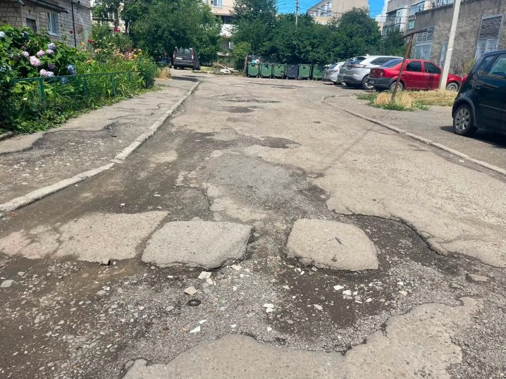 «Ями, болото і таргани»: мешканці будинку на Гравітоні хочуть домогтися ремонту двору «Ями, болото і таргани»: мешканці будинку на Гравітоні хочуть домогтися ремонту двору