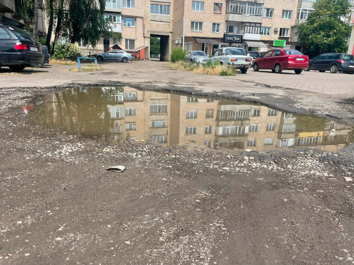 «Ями, болото і таргани»: мешканці будинку на Гравітоні хочуть домогтися ремонту двору «Ями, болото і таргани»: мешканці будинку на Гравітоні хочуть домогтися ремонту двору
