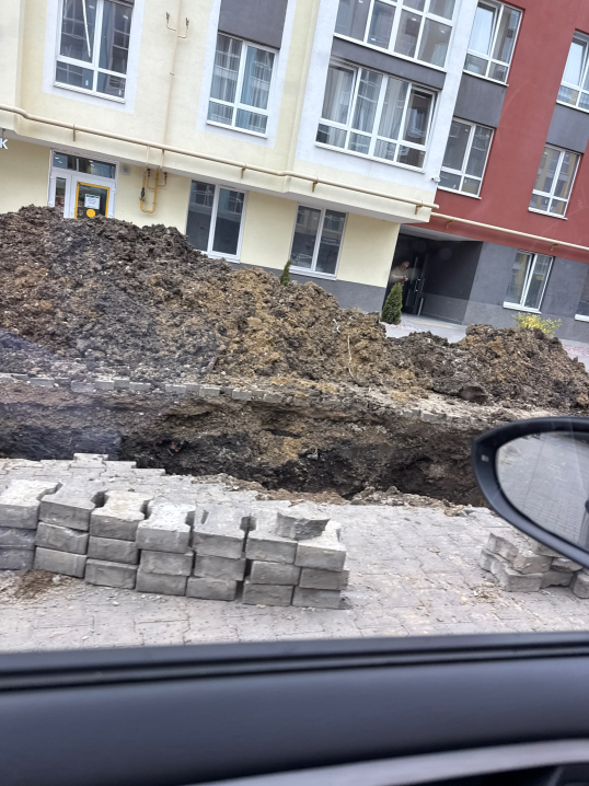 «Будинок уже тиждень без води»: мешканці ЖК у Чернівцях скаржаться на наслідки земляних робіт