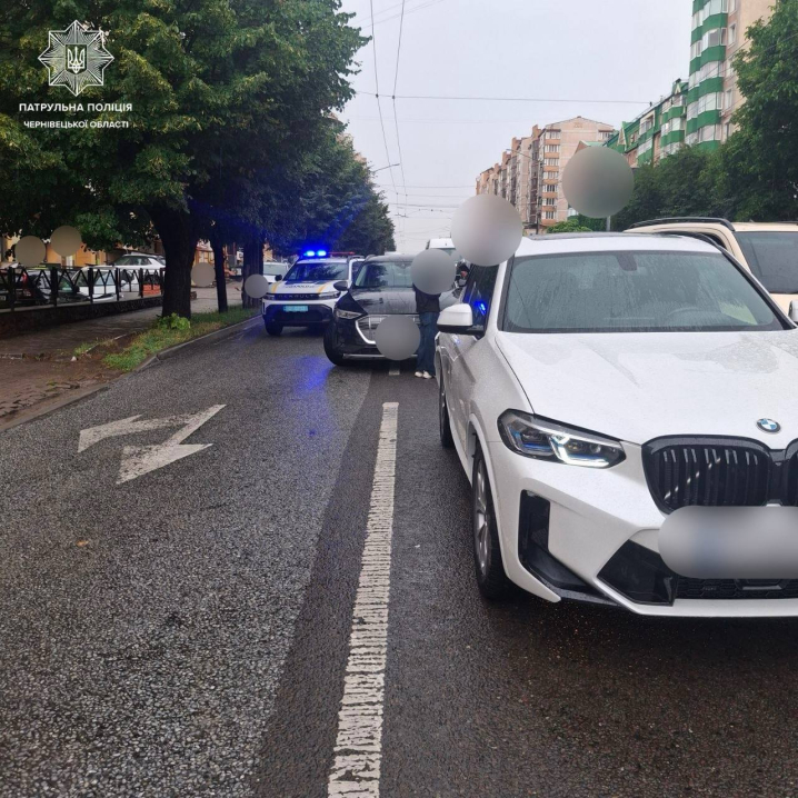 Через ДТП на Героїв Майдану затримується громадський транспорт у Чернівцях Через ДТП на Героїв Майдану затримується громадський транспорт у Чернівцях