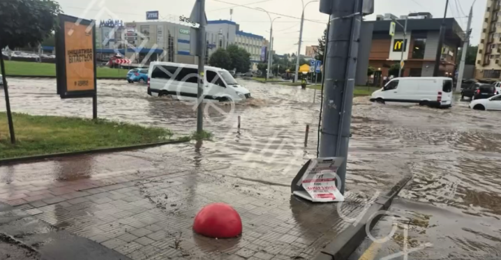 Дороги Чернівців затопило після сильної зливи: вода місцями сягнула вище коліс автомобілів Дороги Чернівців затопило після сильної зливи: вода місцями сягнула вище коліс автомобілів
