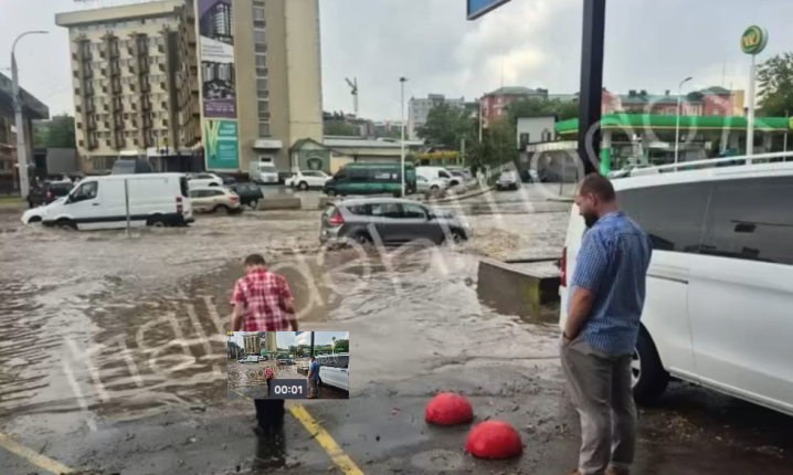 Дороги Чернівців затопило після сильної зливи: вода місцями сягнула вище коліс автомобілів Дороги Чернівців затопило після сильної зливи: вода місцями сягнула вище коліс автомобілів