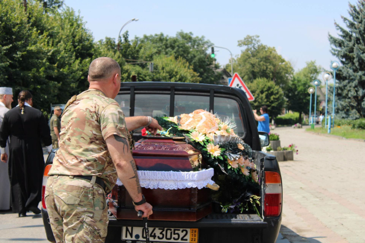 У Новоселиці попрощалися з військовим Ігорем Михайловим У Новоселиці попрощалися з військовим Ігорем Михайловим
