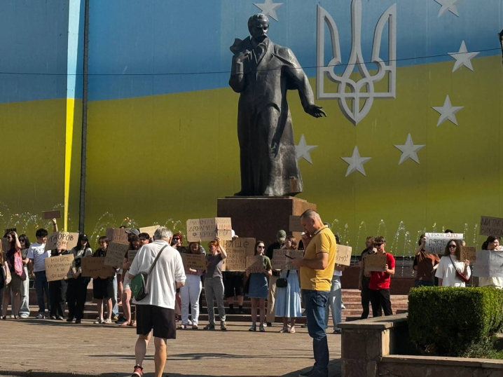 У Чернівцях протестували проти звільнення Михайла Федорова з посади міністра оборони