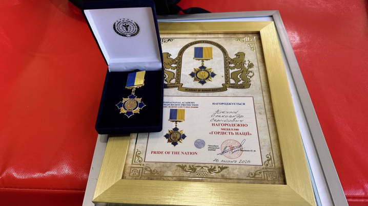 На Буковині відомого тренера з карате Олександра Пікуліна нагородили відзнакою «Гордість нації»