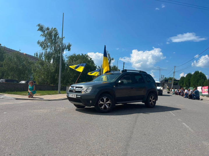 Сокирянська громада на колінах зустріла Героя-захисника Вадима Козака Сокирянська громада на колінах зустріла Героя-захисника Вадима Козака