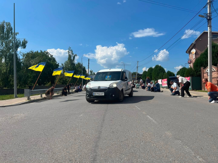 Сокирянська громада на колінах зустріла Героя-захисника Вадима Козака Сокирянська громада на колінах зустріла Героя-захисника Вадима Козака