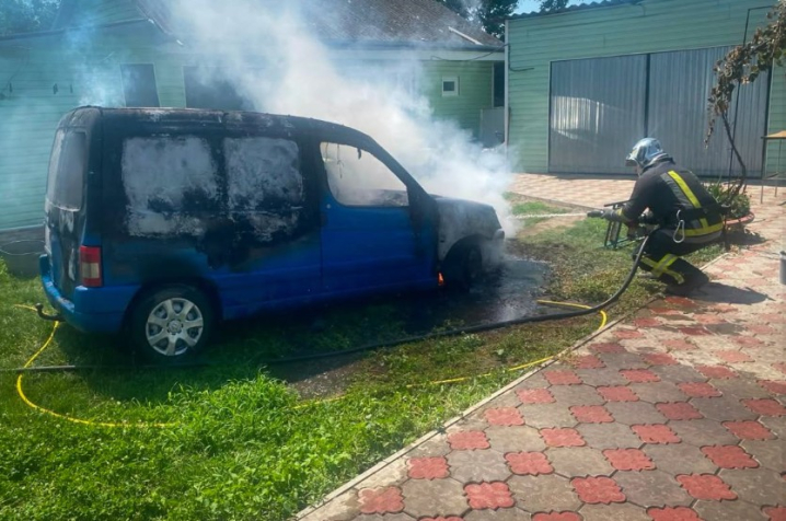 У Чернівцях з палаючої квартири врятували чоловіка У Чернівцях з палаючої квартири врятували чоловіка