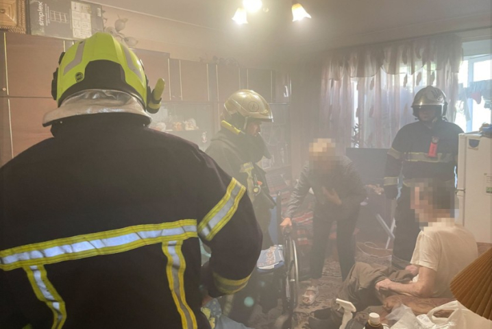 У Чернівцях з палаючої квартири врятували чоловіка У Чернівцях з палаючої квартири врятували чоловіка
