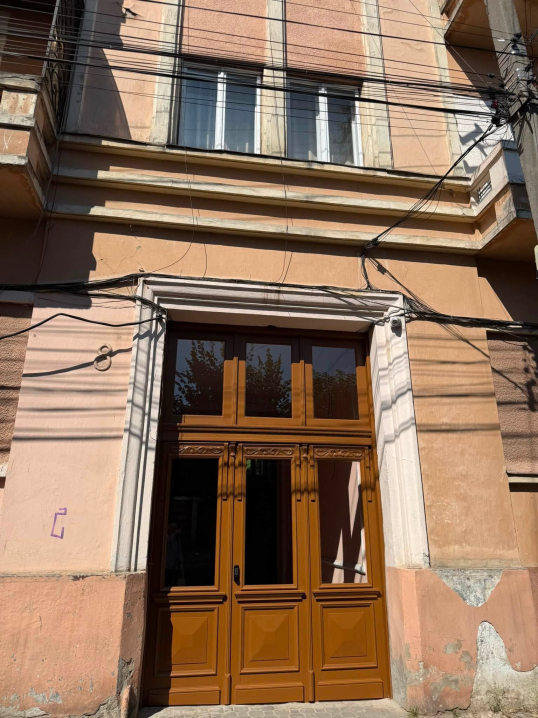 У Чернівцях на Українській відреставрували історичні двері будинку У Чернівцях на Українській відреставрували історичні двері будинку