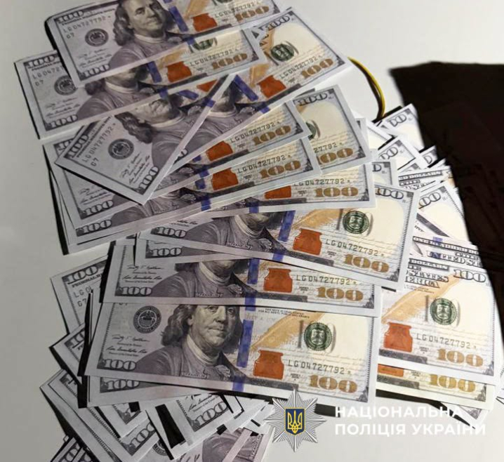 У Чернівцях чоловік за 11 тисяч доларів допомагав військовозобов'язаному виїхати з України У Чернівцях чоловік за 11 тисяч доларів допомагав військовозобов'язаному виїхати з України