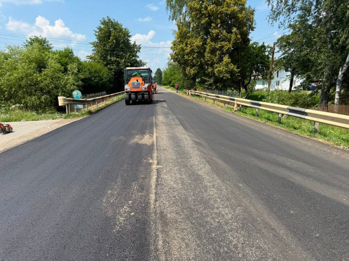 На Буковині оновили покриття на семи мостах На Буковині оновили покриття на семи мостах