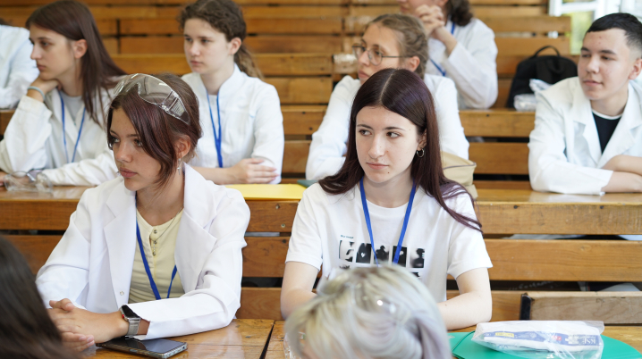 У Чернівцях 45 школярів з усієї України занурилися в практичну хімію за підтримки KSE Foundation
