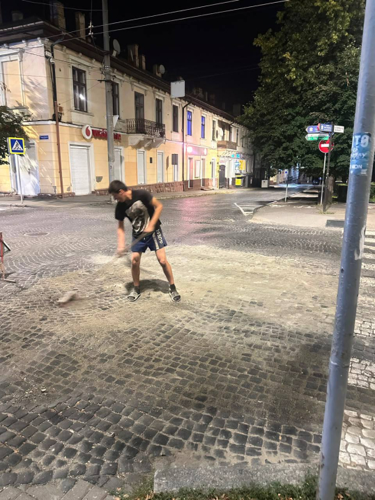 У Чернівцях комунальники вночі перемощують бруківки на низці вулиць У Чернівцях комунальники вночі перемощують бруківки на низці вулиць