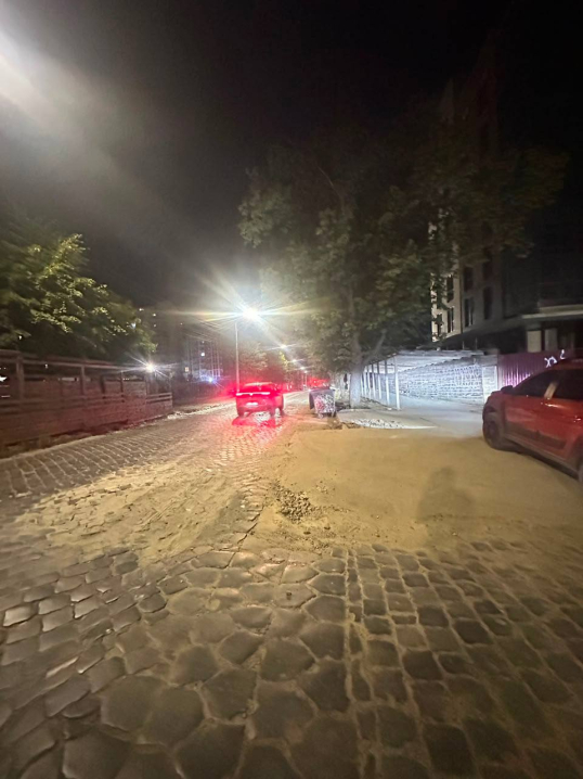 У Чернівцях комунальники вночі перемощують бруківки на низці вулиць У Чернівцях комунальники вночі перемощують бруківки на низці вулиць