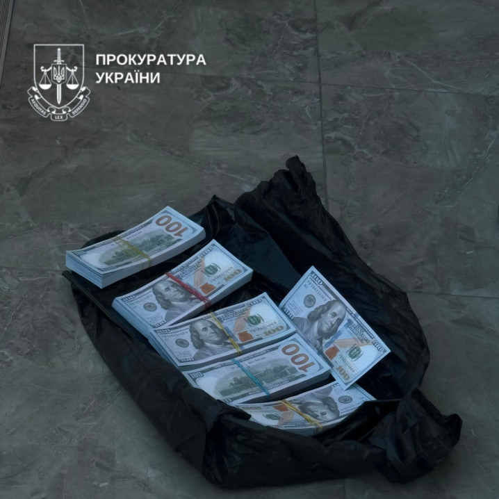 На Буковині чоловік погрожував і вимагав у власника агробізнесу 50 тисяч доларів На Буковині чоловік погрожував і вимагав у власника агробізнесу 50 тисяч доларів