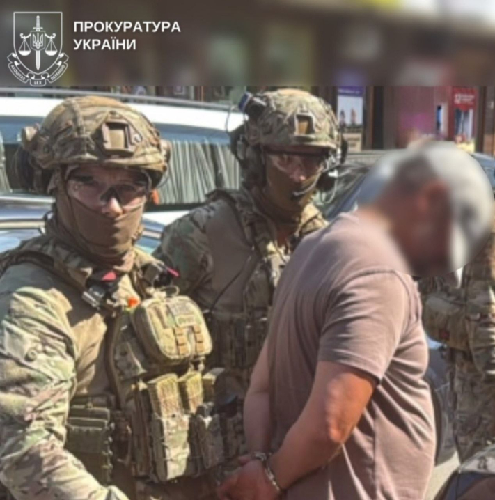 На Буковині чоловік погрожував і вимагав у власника агробізнесу 50 тисяч доларів На Буковині чоловік погрожував і вимагав у власника агробізнесу 50 тисяч доларів