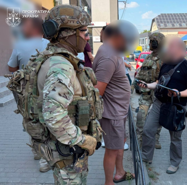 На Буковині чоловік погрожував і вимагав у власника агробізнесу 50 тисяч доларів На Буковині чоловік погрожував і вимагав у власника агробізнесу 50 тисяч доларів