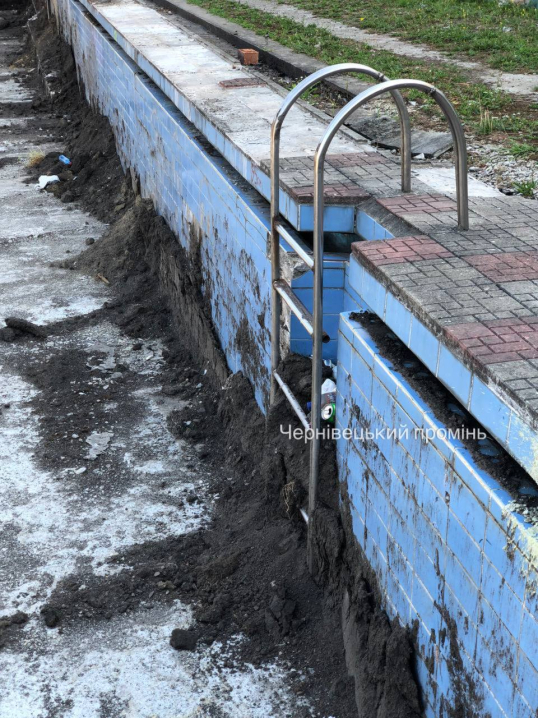 Із колишнього басейну на території СК «Буковина» вивозять ґрунт