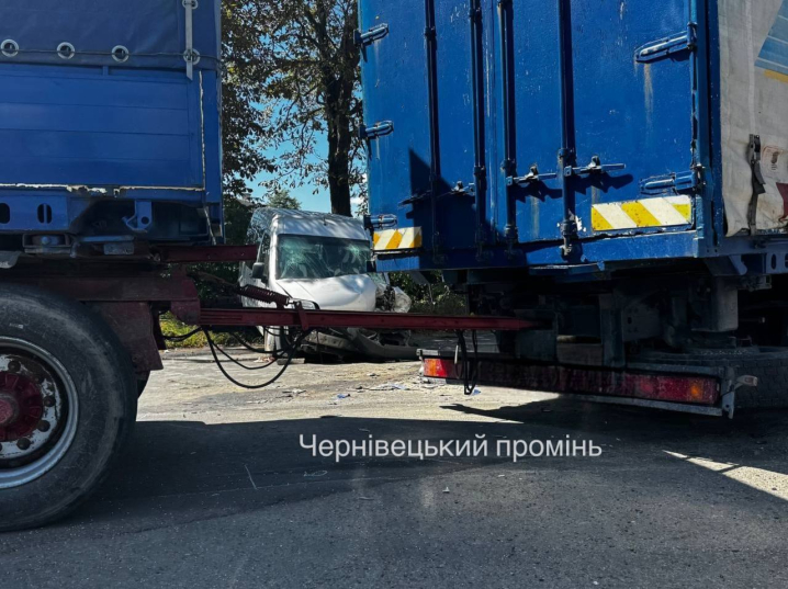 У Вашківцях вантажівка зіткнулася з легковиком