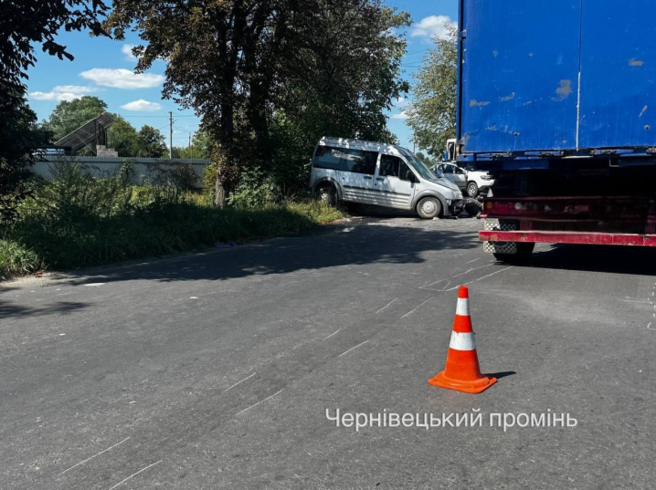 У Вашківцях вантажівка зіткнулася з легковиком
