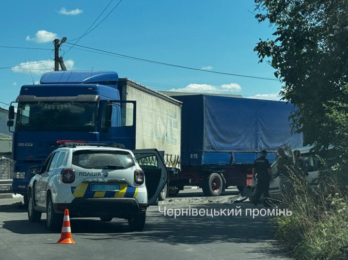 У Вашківцях вантажівка зіткнулася з легковиком