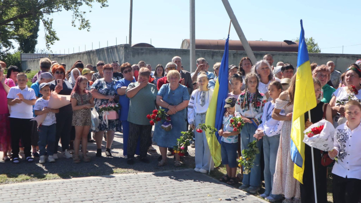 У Лівинцях урочисто зустріли Віктора Камбура, який повернувся з російського полону У Лівинцях урочисто зустріли Віктора Камбура, який повернувся з російського полону