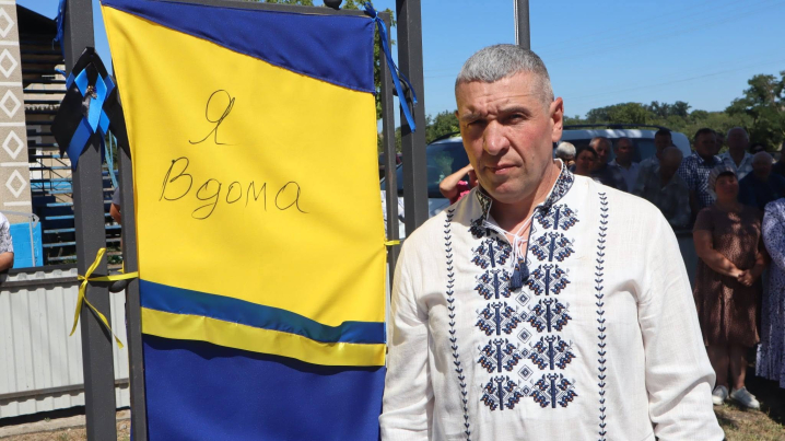 У Лівинцях урочисто зустріли Віктора Камбура, який повернувся з російського полону У Лівинцях урочисто зустріли Віктора Камбура, який повернувся з російського полону