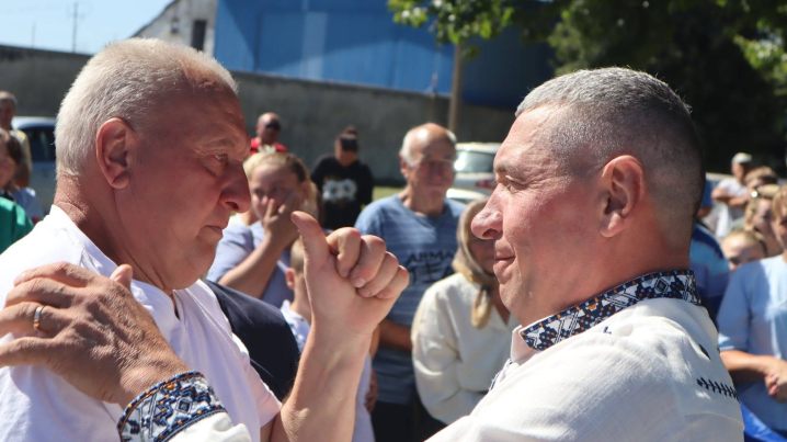 У Лівинцях урочисто зустріли Віктора Камбура, який повернувся з російського полону У Лівинцях урочисто зустріли Віктора Камбура, який повернувся з російського полону