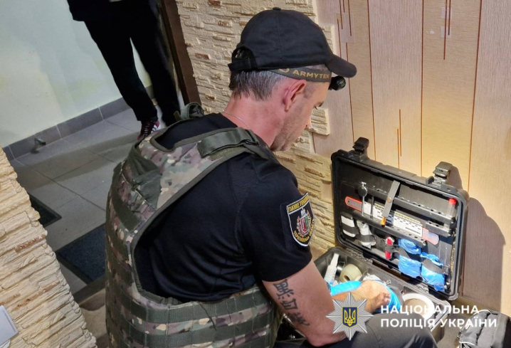 У Чернівцях чоловік підірвався на гранаті у багатоповерхівці У Чернівцях чоловік підірвався на гранаті у багатоповерхівці